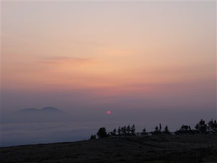 牛伏山頂から朝日